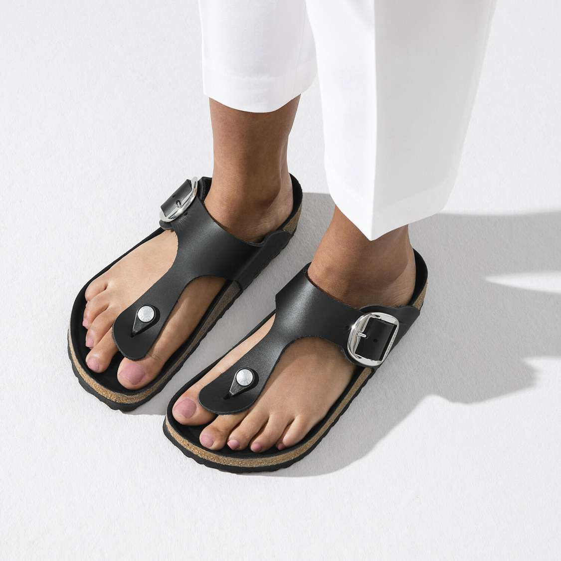 Black Birkenstock Gizeh Big Buckle Leather Women's One Strap Sandals | p9kLLsaxBLg