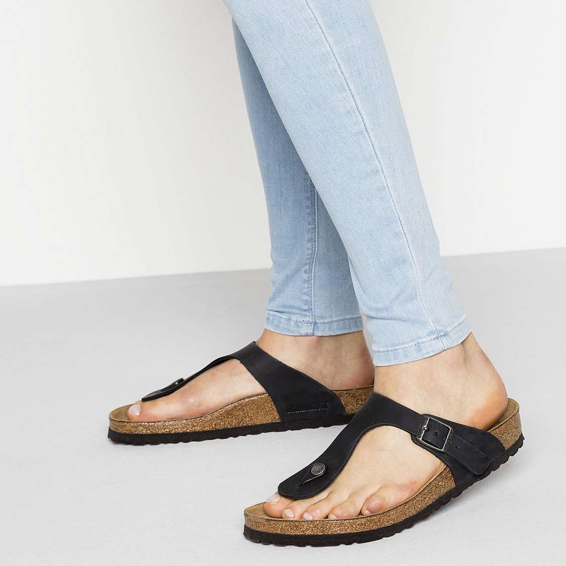 Black Birkenstock Gizeh Oiled Leather Women's One Strap Sandals | 81cQmmwsenm