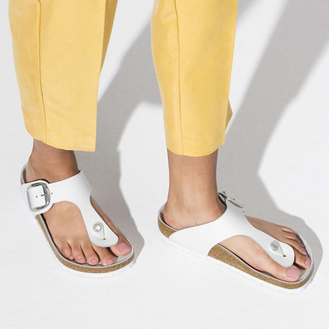 White Birkenstock Gizeh Big Buckle Leather Women's One Strap Sandals | qmZCYafYkpJ